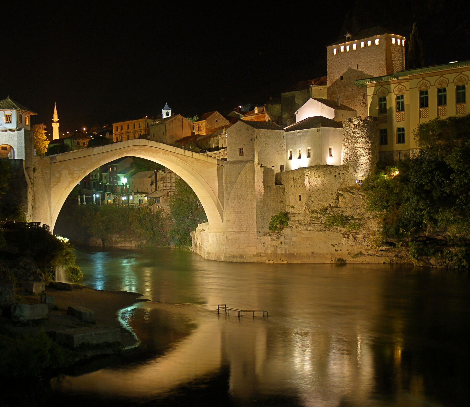 Osvijetljeni Stari most i Neretva u Mostaru nakon zalaska sunca